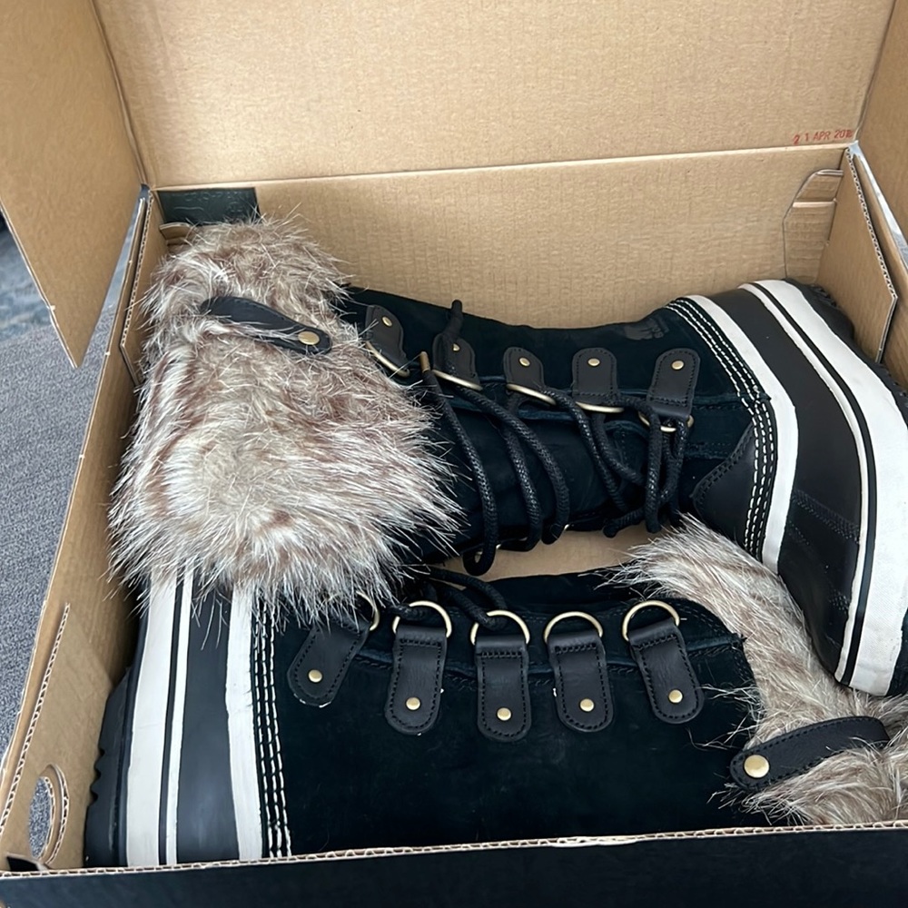 NWT sorel boots
